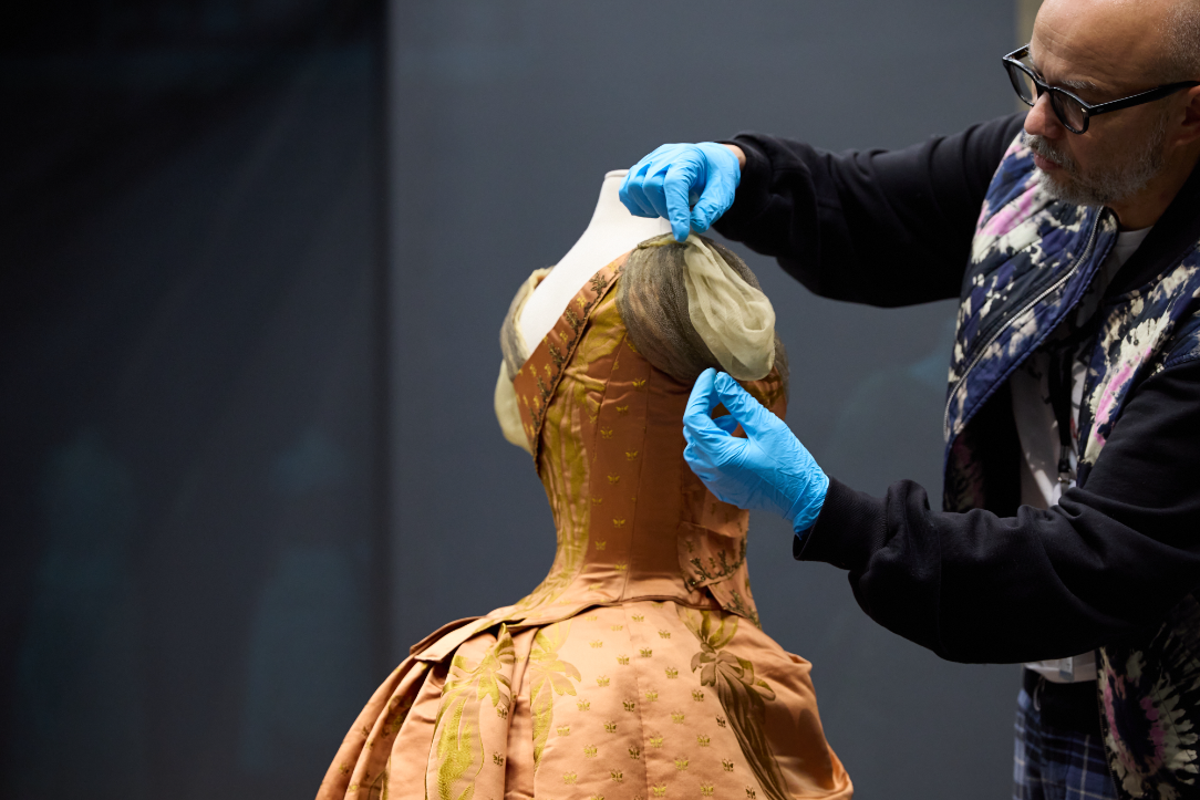 Close to 400 items of French fashionwear, including costumes, jewellery and accessories, have arrived at the HKPM for the upcoming special exhibition “The Adorned Body: French Fashion and Jewellery 1770–1910 from the Musée des Arts Décoratifs, Paris”.
